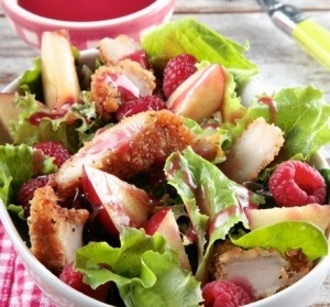 ensalada de pollo crujiente con nectarinas y vinagreta de frambuesa Ybarra