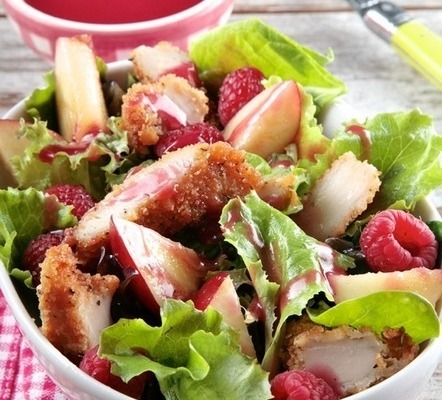 ensalada de pollo crujiente con nectarinas y vinagreta de frambuesa Ybarra