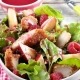 ensalada de pollo crujiente con nectarinas y vinagreta de frambuesa Ybarra