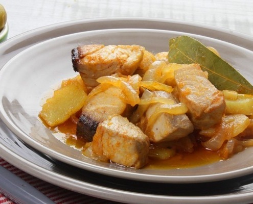 atun encebollado con patatas