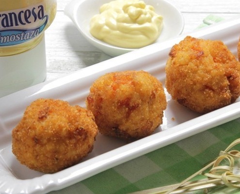 croquetas de arroz con salsas Ybarra