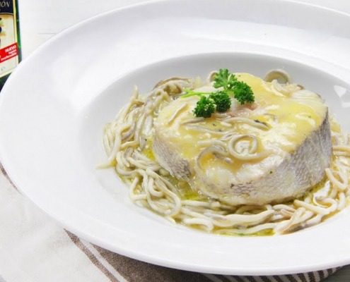 Merluza con gulas al ajillo