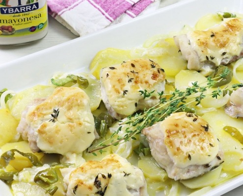 Merluza gratinada con mayonesa y patatas panadera