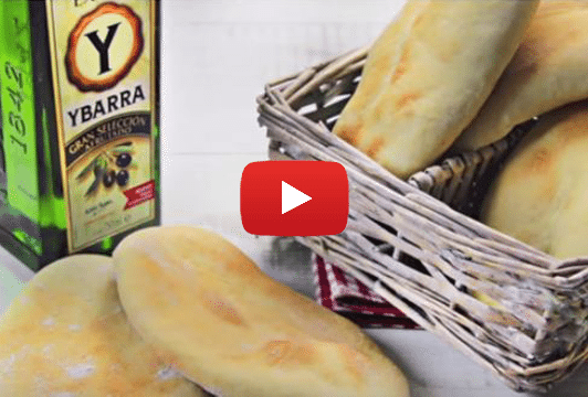 Pan de pita con Virgen Extra Ybarra