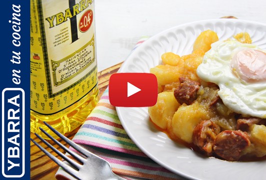 Patatas Ybarra con chorizo y huevo