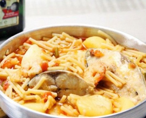 Dorada con fideos y patatas