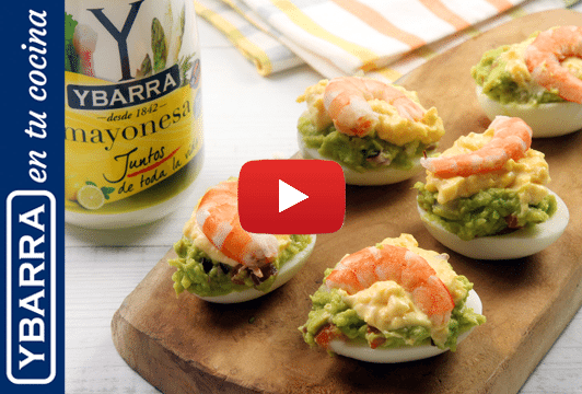 Huevos rellenos con guacamole, langostinos y mayonesa