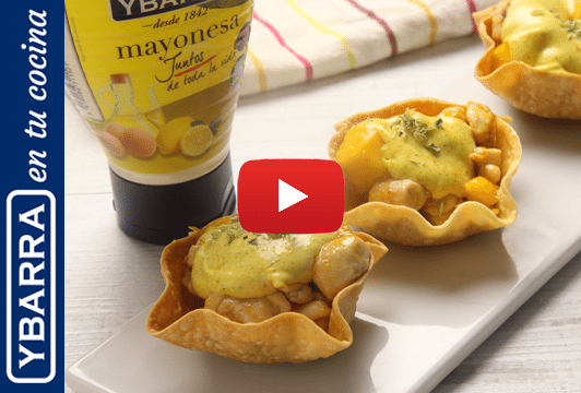 Aperitivo de cestitas de pollo, mango y mayonesa de curry
