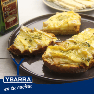 Tosta de Cambembert y pera con Virgen Extra Ybarra Primera Cosecha Hojiblanca