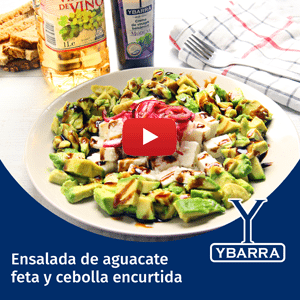 Ensalada de aguacate, queso feta y cebolla encurtida
