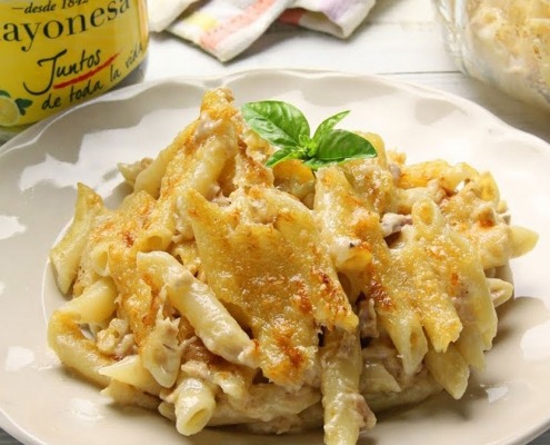 Macarrones gratinados con queso, mayonesa y atún