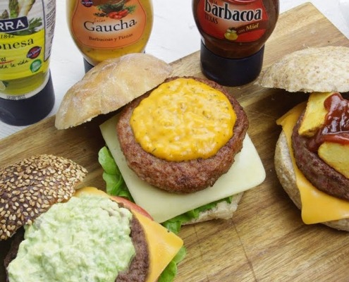 Hamburguesas de verano con mayonesa, salsa Gaucha y salsa Barbacoa