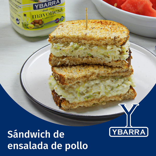 Sándwich de ensalada de pollo