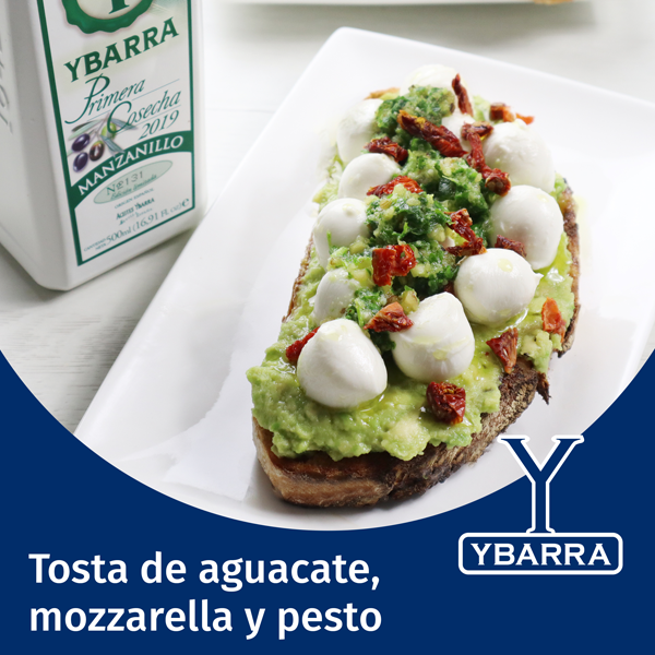 Tosta de aguacate, mozzarella y pesto
