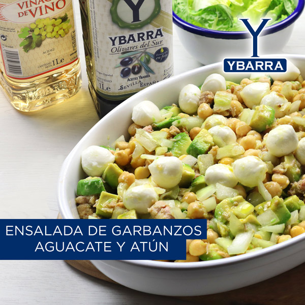Ensalada de garbanzos, aguacate y atún