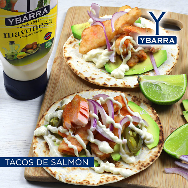 Tacos de salmón, aguacate, zumo de lima y mayonesa Ybarra