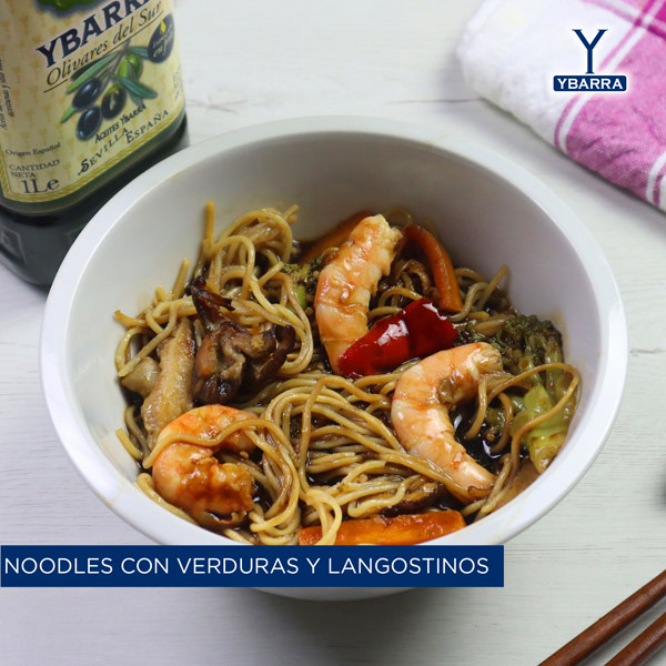 Noodles con verduras y langostinos