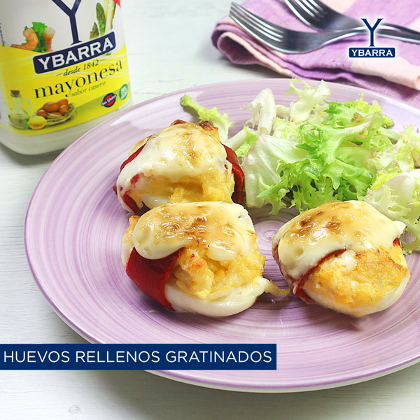 Huevos rellenos de pollo y pimientos del piquillo gratinados
