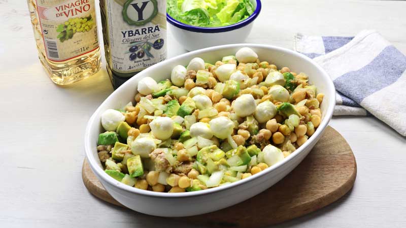 https://des.ybarraentucocina.com/recetas/ensalada-de-garbanzos-aguacate-y-atun/
