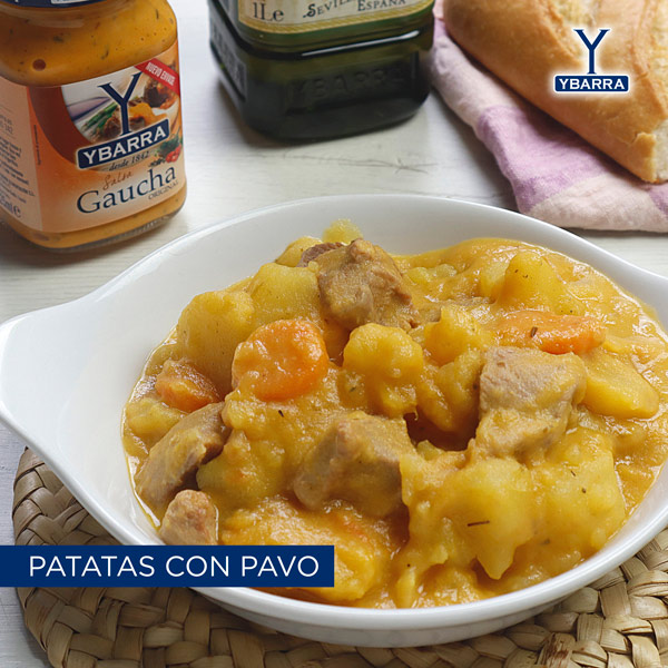Cazuela de pollo y verduras coronada con hojaldre