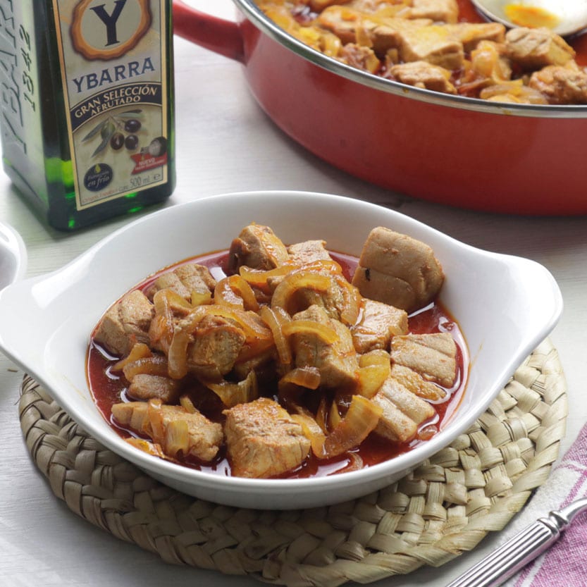 Atún encebollado