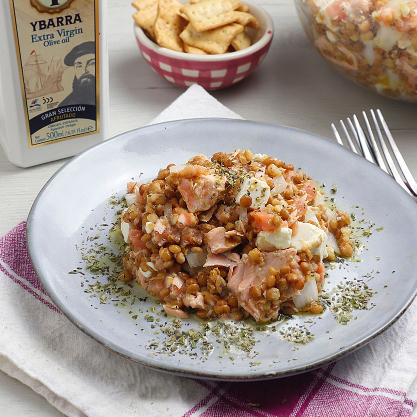 Ensalada de lentejas con salmón y queso feta