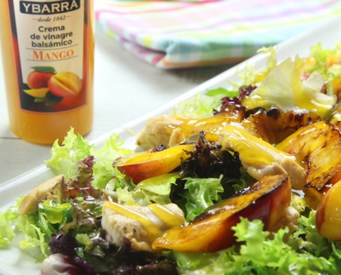 recetas ybarra ensalada de pollo con nectarina y crema de vinagre de mango