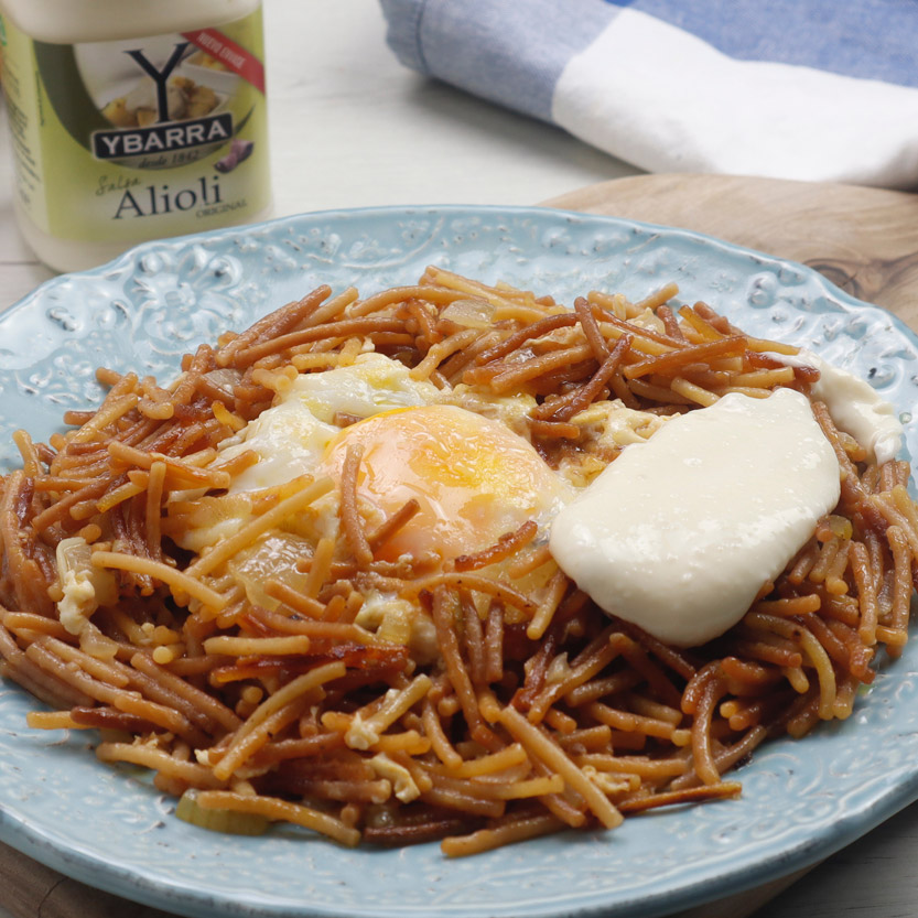 Fideos con huevo y salsa ali oli