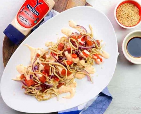 Dados de atún y gulas con mayonesa de Sriracha