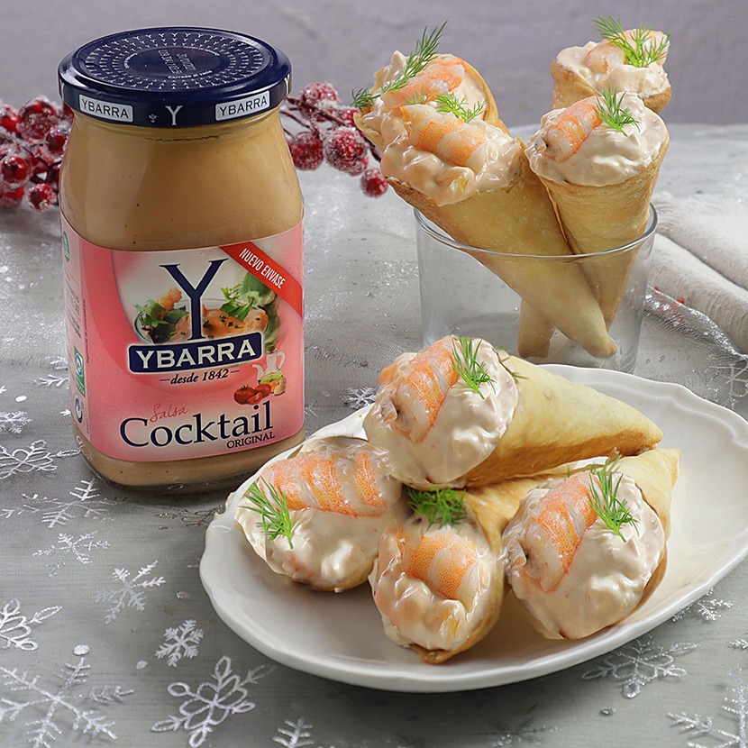 Conos de queso, piña y langostinos