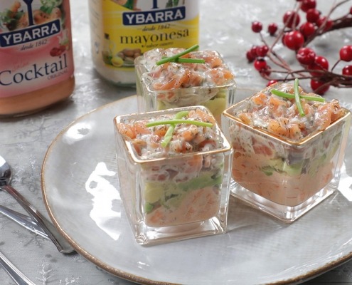 chupitos de langostinos con salsa cocktail