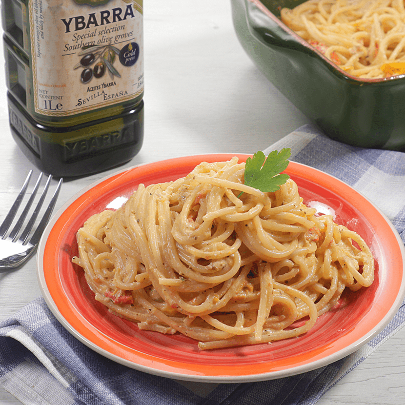 Espaguetis con cherrys y queso feta
