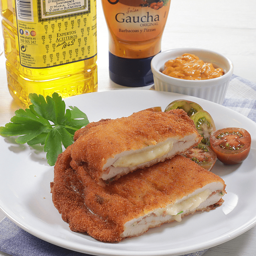 Libritos de pavo, queso brie y jamón con salsa Gaucha