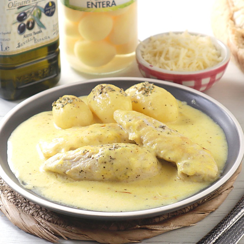 Solomillos de pollo en salsa de azafrán y queso