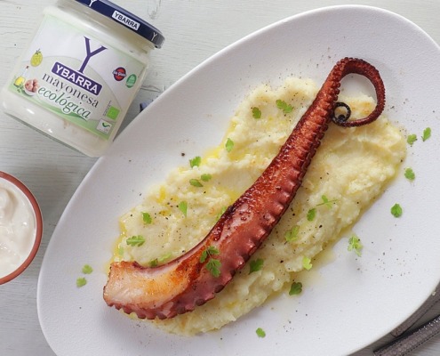 Pulpo asado con parmentier de patata y mayonesa ecológica Ybarra