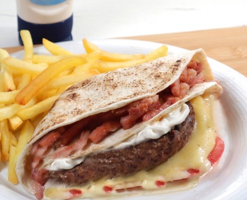 Wraps de hamburguesa, bacon y salsa Roquefort