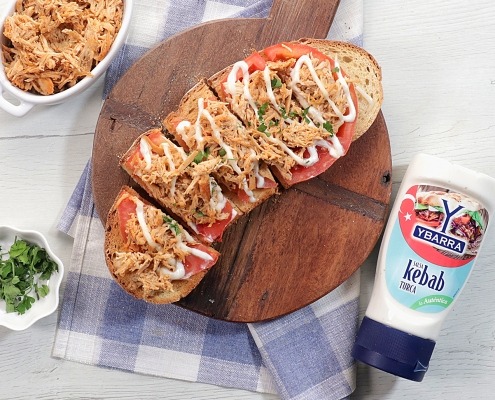 Tosta de pollo con salsa kebab