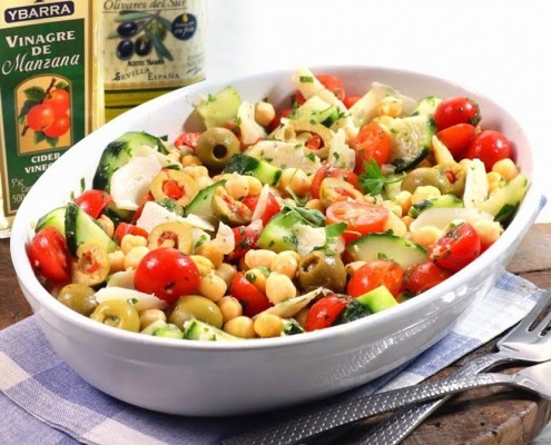 Ensalada fácil de garbanzos, pepino, tomates cherry y queso manchego