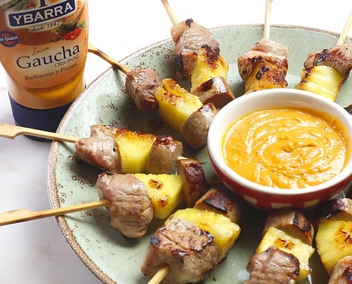 Mini brochetas de cerdo y piña