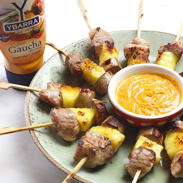 Mini brochetas de cerdo y piña