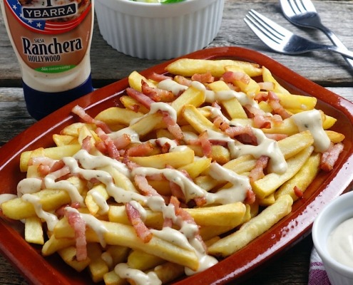 Patatas con queso, bacon y salsa Ranchera
