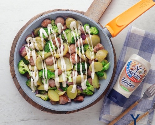 Patatas con salchichas y brócolis