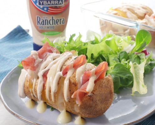Patatas Hasselback con jamón cocido, queso y salsa Ranchera Hollywood