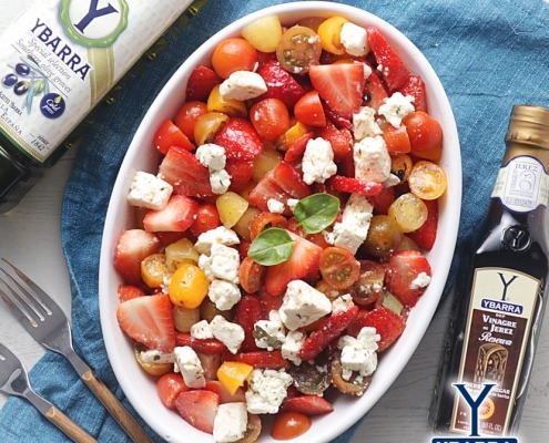 Ensalada de fresas, cherrys y queso feta