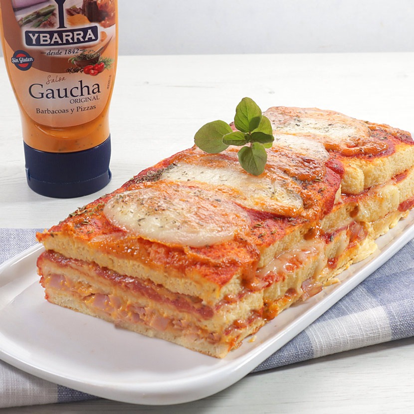 Pastel pizza con pan de molde y salsa gaucha