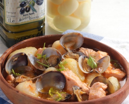 Cazuela de patatas, salmón y almejas