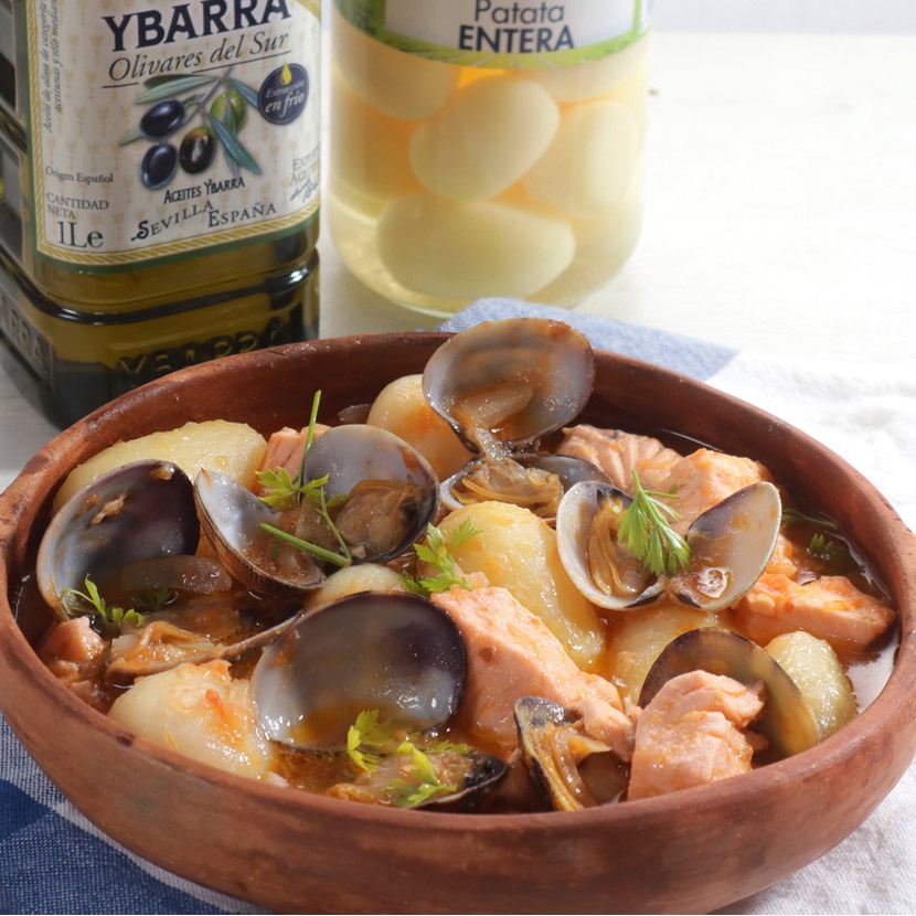 Cazuela de patatas, salmón y almejas